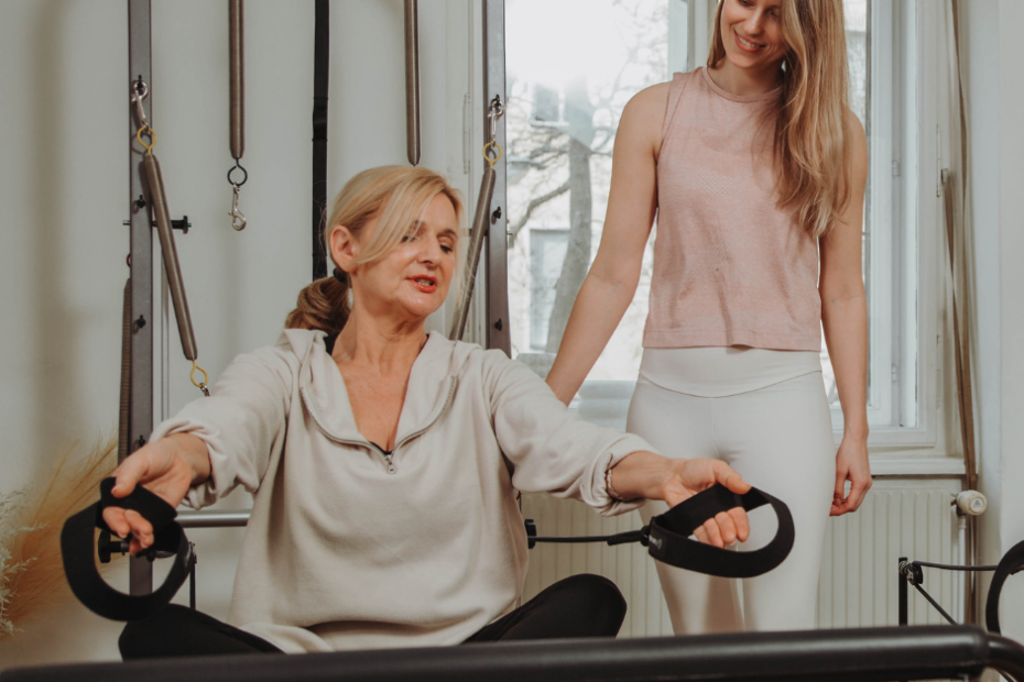 Pilates in der Rehabilitation: Pilates Training an den Geräten, wie hier auf dem Reformer, hilft effizient die Muskulatur nach Verletzungen wieder aufzubauen.